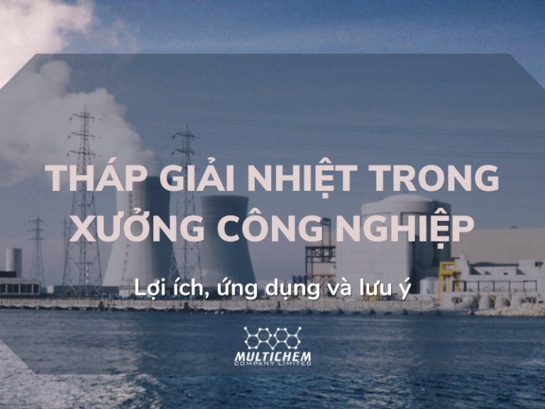 Tháp giải nhiệt trong xưởng công nghiệp